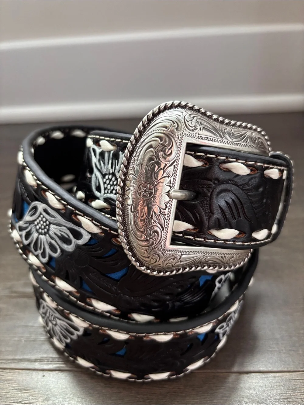 Nocona Genuine Tooled leather,removable silvertone buckle,floral,stitch,Western